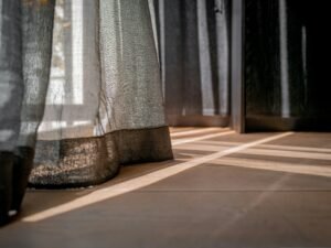 Cortina de voil branca, tecido delicado que exige limpeza cuidadosa
